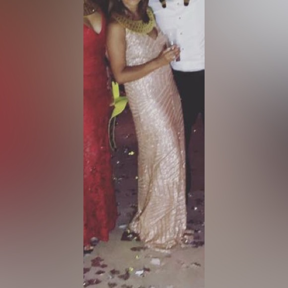 Gold v-neck stunning beaded gown size M - Picture 7 of 8